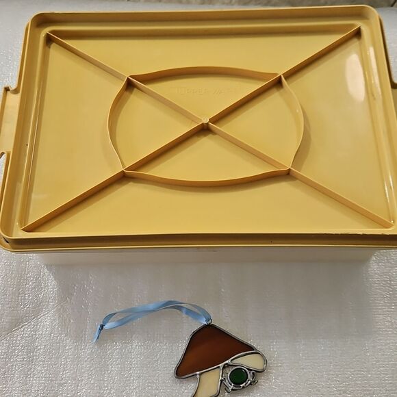 Tupperware Cake Storage Box with Mushroom Pendant - Picture 2 of 6